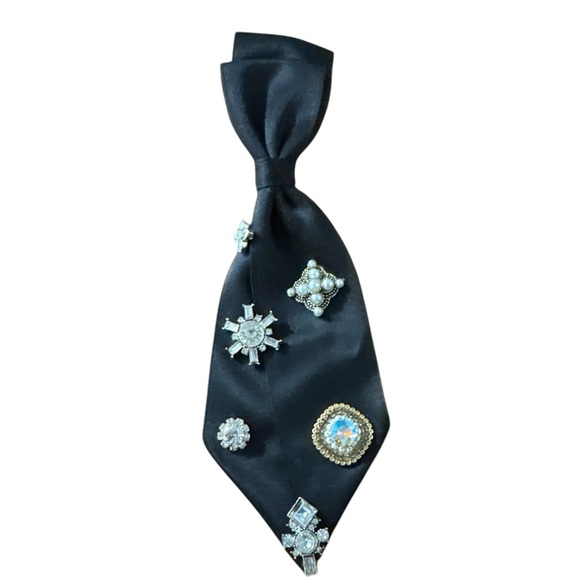 Elegant Brooch, Tie Necklace with embellishments in Beige, Black and Grey NWT - Picture 3 of 10